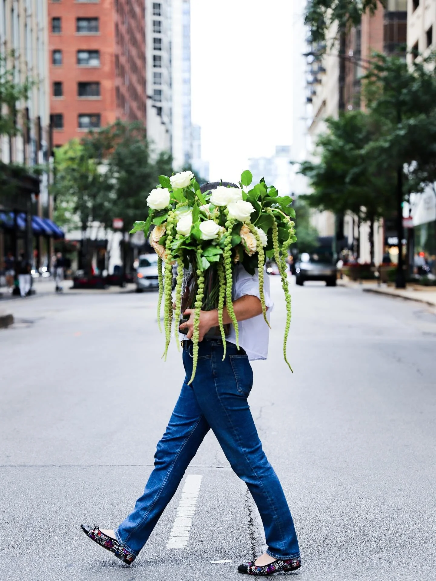 If only every delivery looked this good ! 

.

.

📸: @be_nik 

.

#flowersofinstagram #florist #weddingflowers #shoplocalchicago #justbecausebouquet #sayitwithflowers #freshflowers #bridalbouquet #flowershop #ChiTown #InstaChicago #ExploreChicago #I