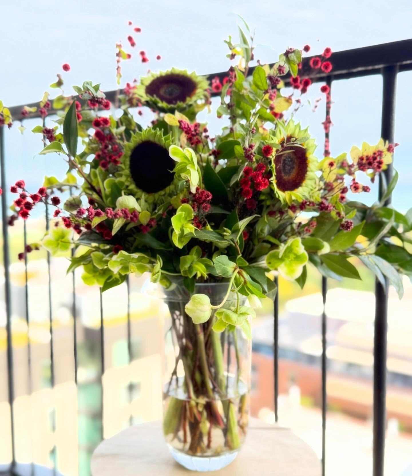 Late to the trend? Yes. Love the trend? Also yes! 

.

.

.

.

#nakedsunflower #floraldesigns #floral #floraldesign #floristsofinstagram #floristsofchicago #floraldesigntrend #floristtrend #sunflowers #helebores #camilialeaf