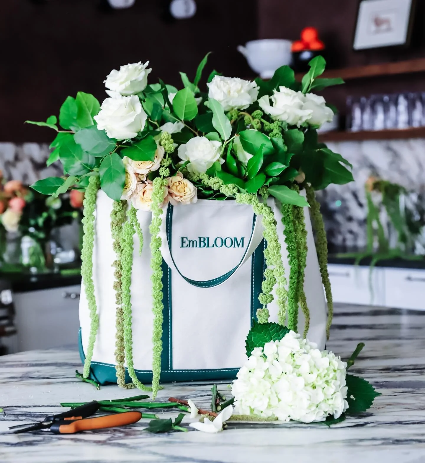 Tote, vase or both?! 

.

📸: @be_nik 👜: @llbean 

.

.

#chicagoflorist  #flowerdeliverychicago #chicagoweddings  #floraldesign  #floristsofinstagram 
#flowersofinstagram  #weddingflowers  #eventflorist 
#bridalbouquet  #modernflorist  #moodyblooms