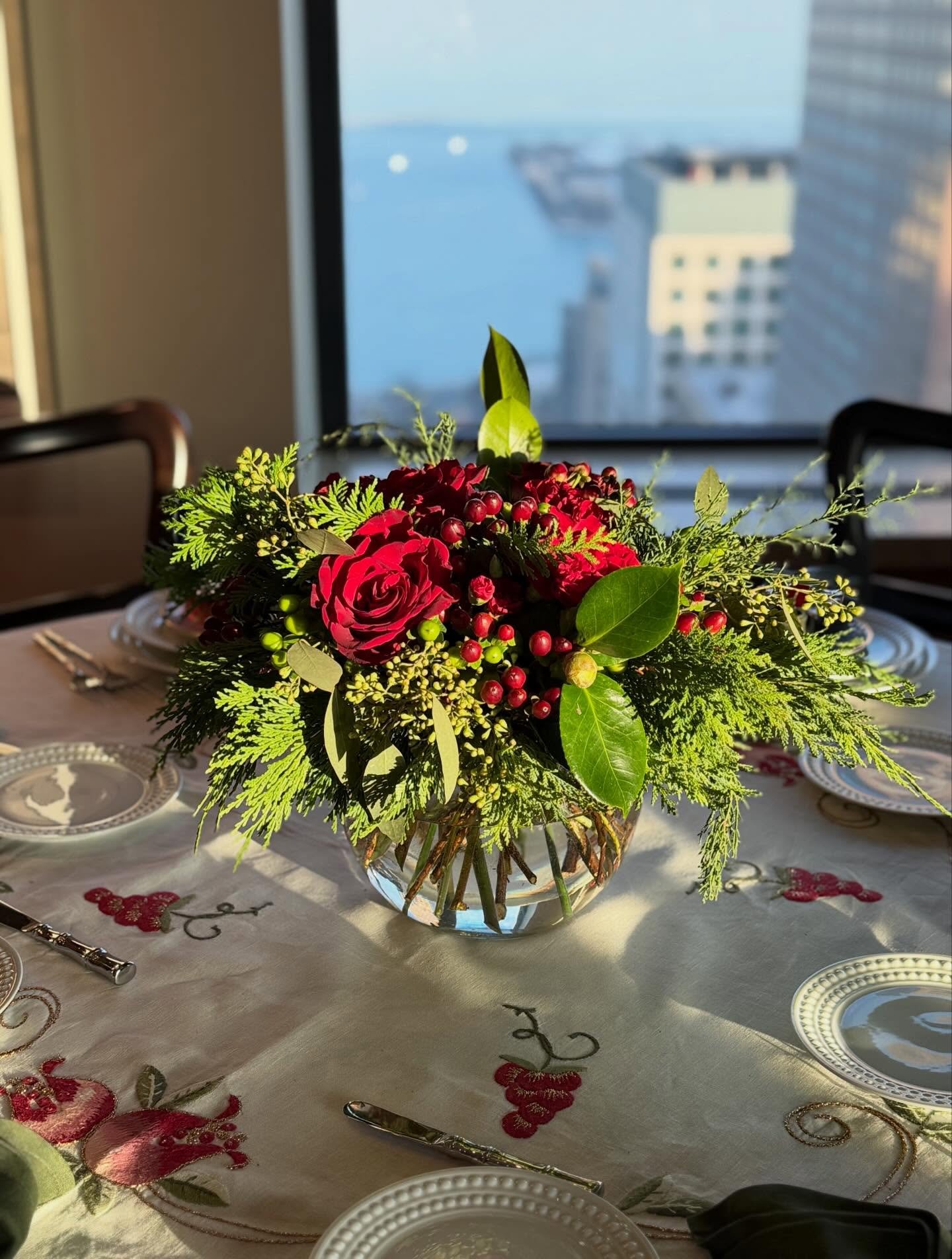 Christmas READY &hearts;️🌲‼️

.

.

#christmasfloralarrangement #christmasflorals #floral #florist #floristofinstagram