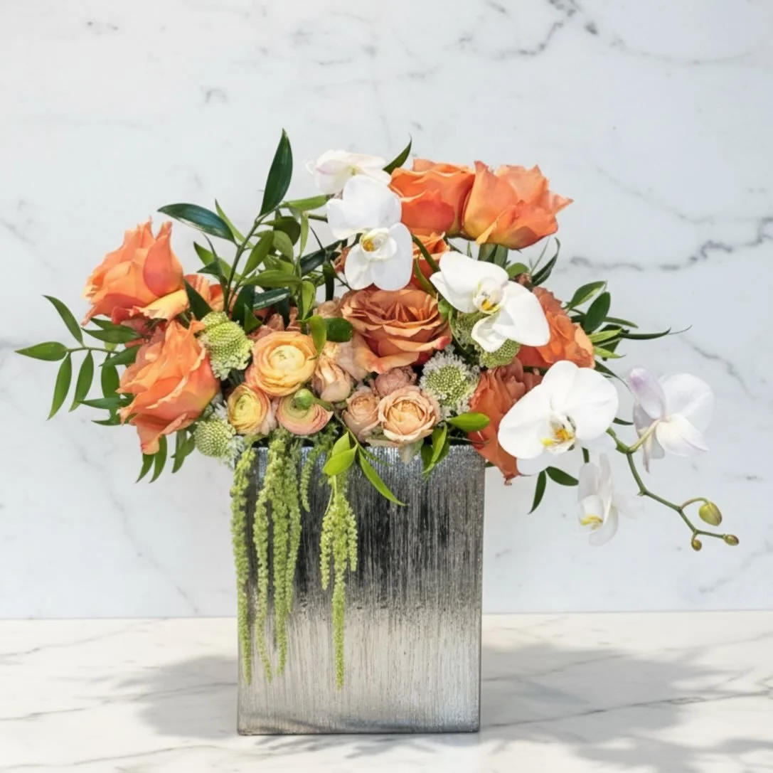 Refresh and reset for 2026 with moab roses, blush spray roses, peach ranunculus, scabiosa and orchids🌟🤍🧡

.

.

#florist #floraldesign #floraldesigner #floraldesignchicago #eventflorals