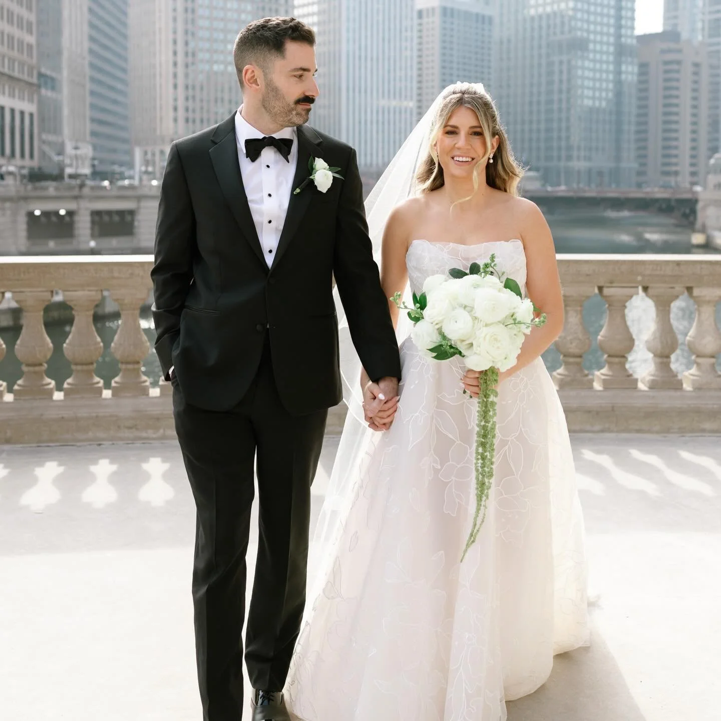 Erin &amp; Zach | 📸 by @_teresawilliams 

.

.

#ChicagoWeddingFlorist #ChicagoWeddings
#IllinoisWedding #WeddingFlowers #LuxuryWeddingFlorist