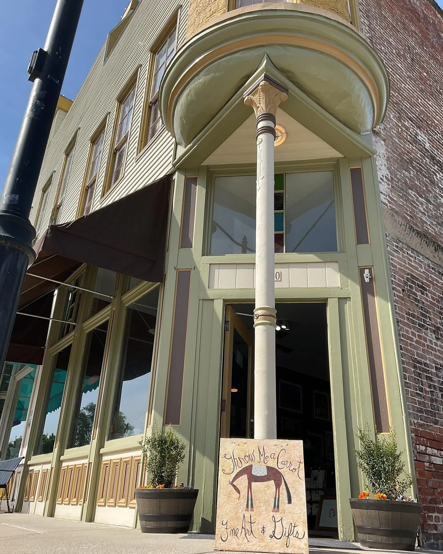 Throw Me A Carrot 🥕 Sumner Sale Thursday 5-8  140 E. Main St. Midway