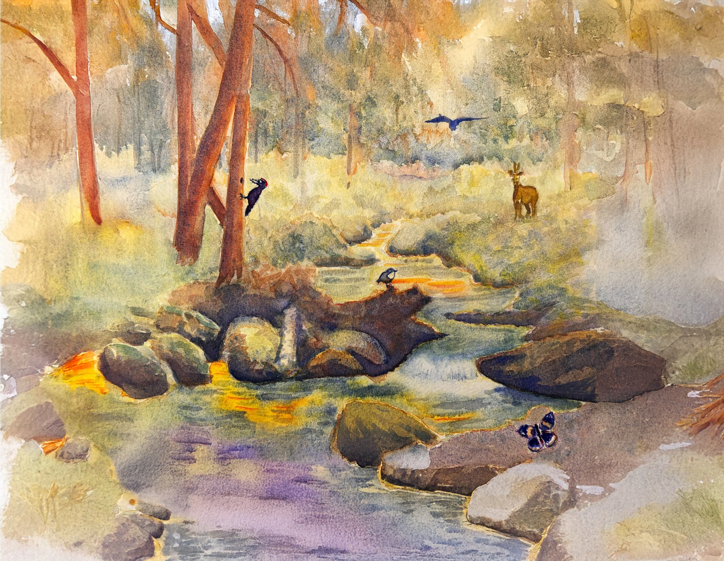Akvarellmaleri av en skog med elv, trær, fugler, en hjort, og en sommerfugl.