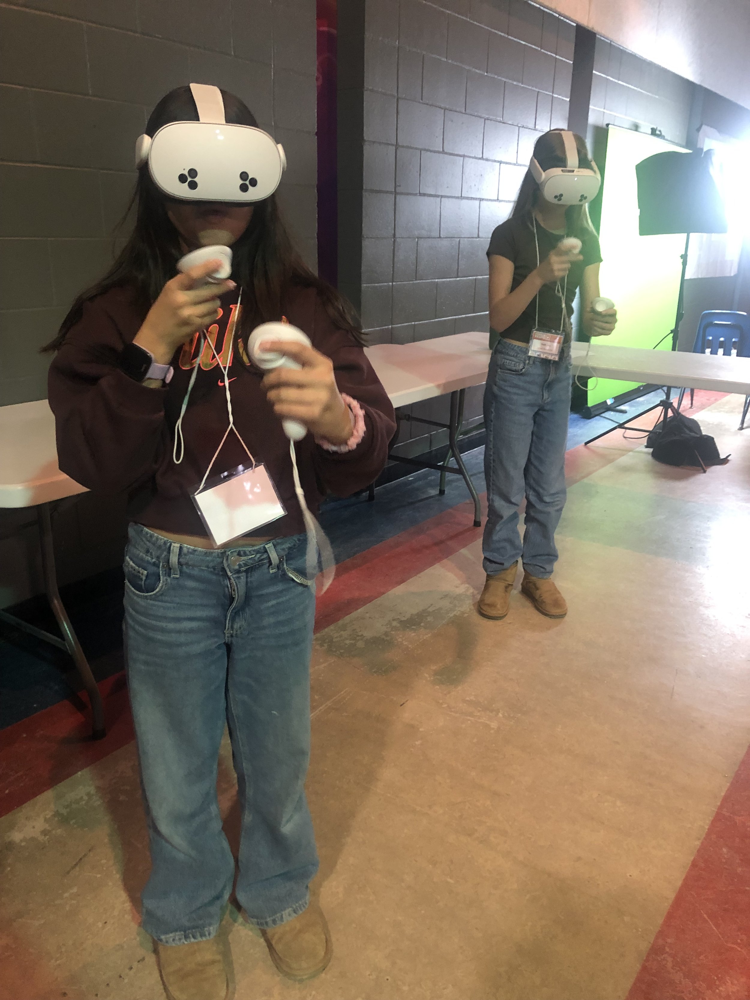 Des jeunes portant des casques de réalité virtuelle dans la zone des médias