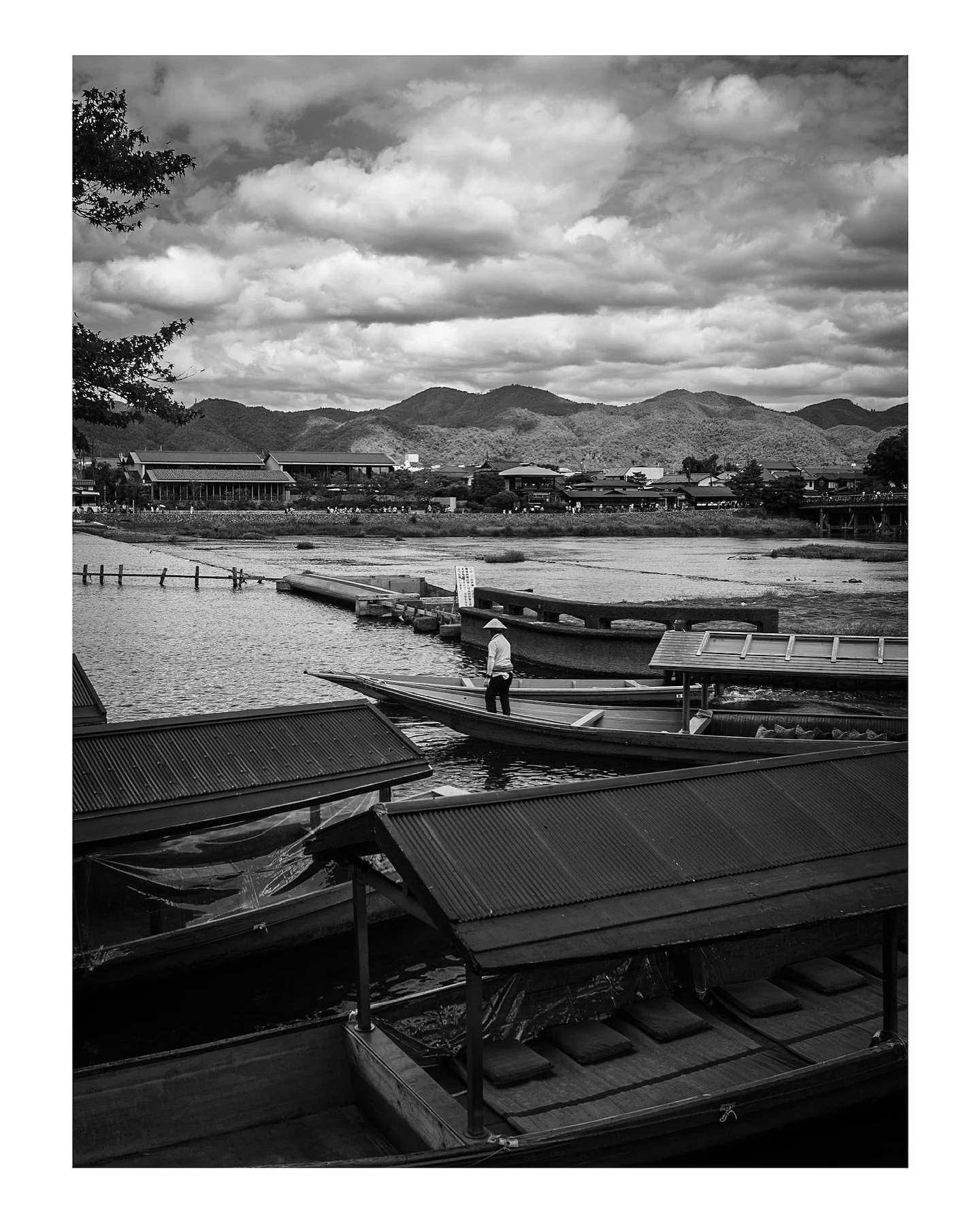 Kyoto, la &uacute;ltima parada del viaje, donde el tiempo se respira de otra manera.
Caminamos bajo un interminable t&uacute;nel de puertas torii rojas en Fushimi Inari, un sendero sagrado que serpentea hacia la cima entre miles de susurros de deseos