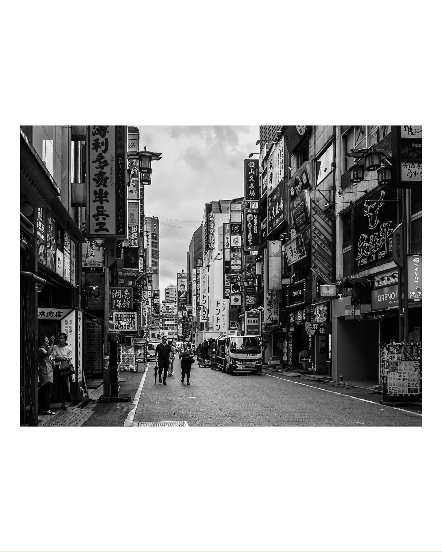 Jap&oacute;n 4/5 

Del Godzilla de Shinjuku al bosque sagrado de Meiji Jingu, y terminando en el cruce el&eacute;ctrico de Shibuya. Una caminata que es el resumen perfecto de Tokio: tradici&oacute;n, reverencia y pura adrenalina urbana, todo en un mi