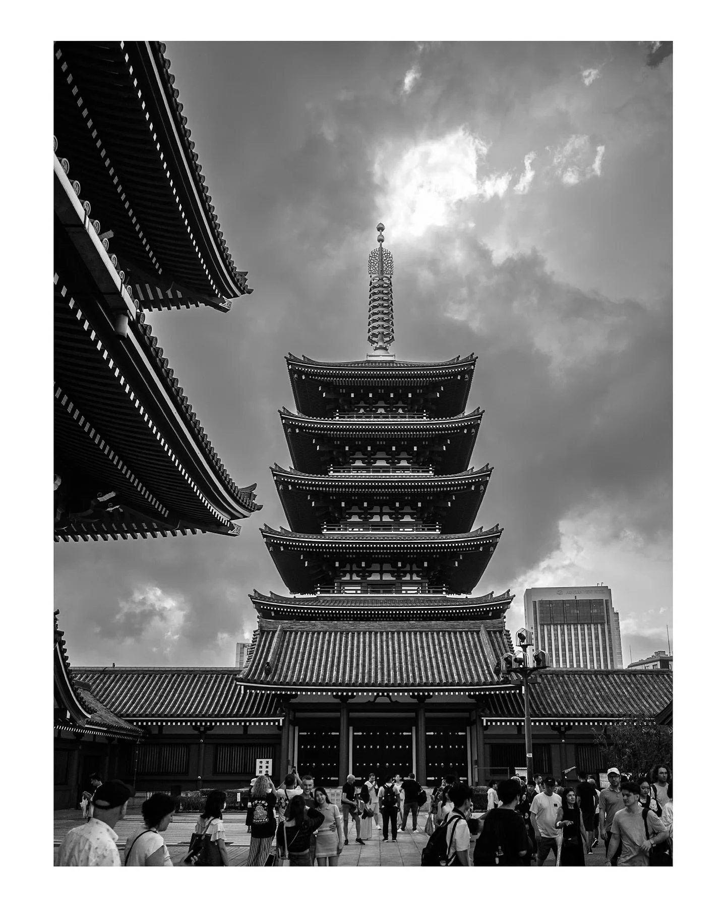 Jap&oacute;n 2/5 

Otro d&iacute;a en Tokyo, y esta vez mi querido amigo Taichi nos hizo de gu&iacute;a por su ciudad. Taichi y yo fuimos compa&ntilde;eros en &Aacute;msterdam, y no nos ve&iacute;amos desde entonces. Fue un gusto enorme volver a verl