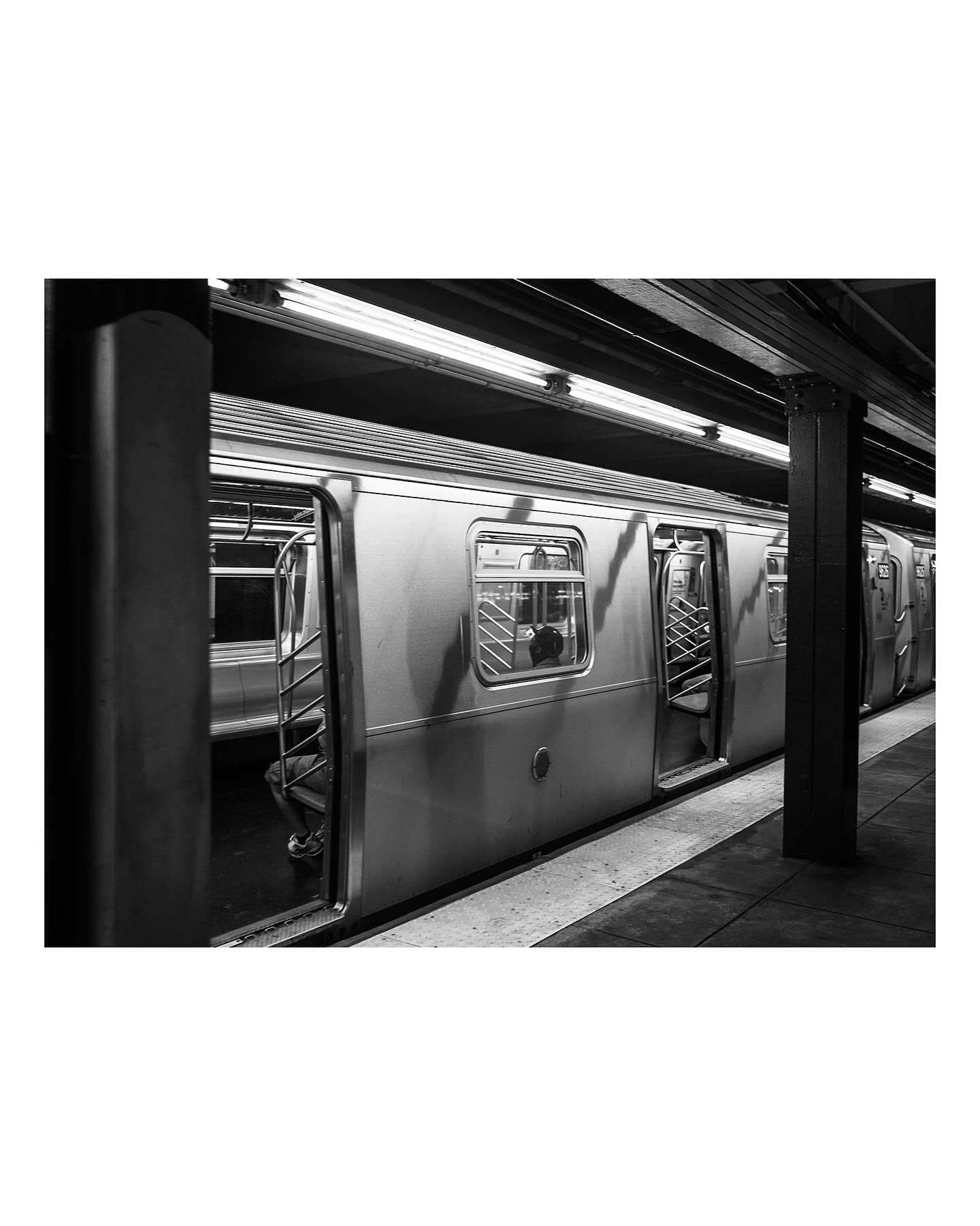 NEW YORK IN STILLNESS.
Where the skyline breathes, the subway hums.
(All B&amp;W &bull; Lumix GX9 + Leica 18mm)

① A quiet conversation in the subway&rsquo;s rhythm.
② Ada on the Upper East 
③⑥⑧⑨⑩ The city&rsquo;s spine: skyline after skyline, dawn t