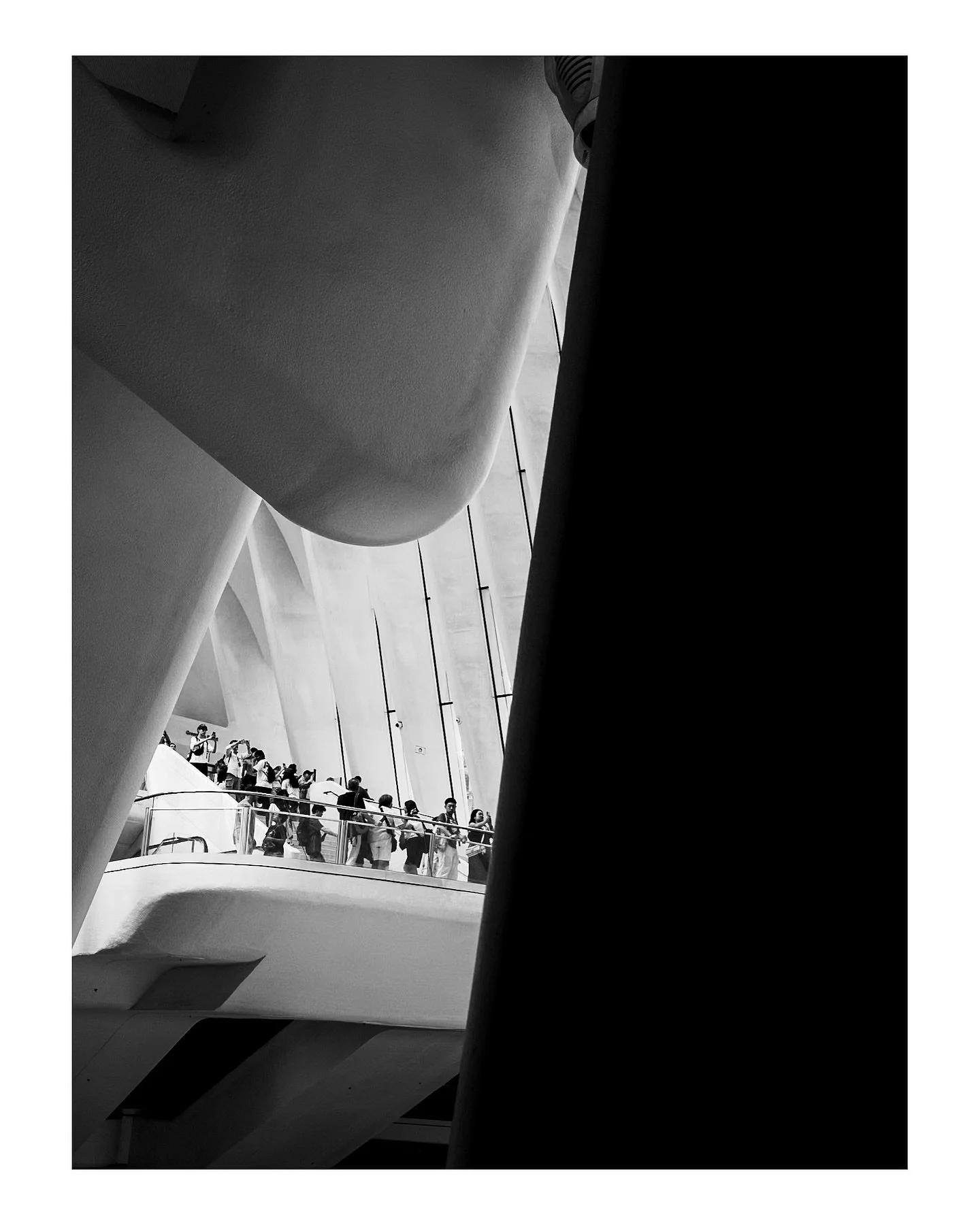 NEW YORK.
B&amp;W &bull; Lumix GX9 + Leica 18mm)

① The Oculus: Where light fractures.
③④⑥ Ada &mdash; NYC&rsquo;s quiet heartbeat.
②⑧⑨ The city&rsquo;s rhythm: metro pulses, street vendors, and a r@cial profiling arrest in the heart of manhattan. 
⑤