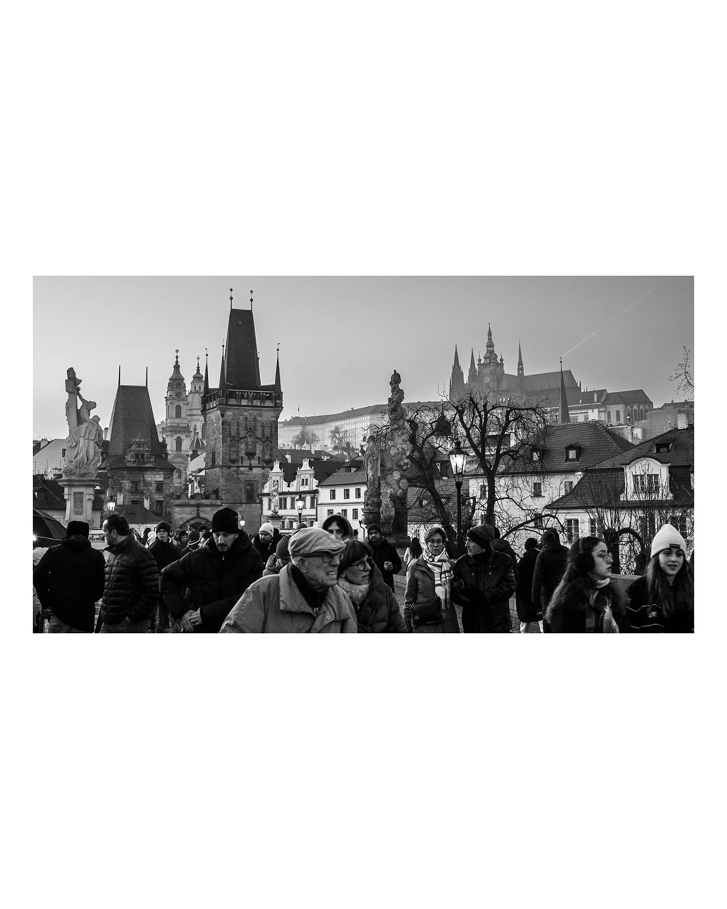 PRAGA: LA CIUDAD QUE VIVE DE SUS HISTORIAS.

Carlos IV construy&oacute; el puente en 1357. En 1648, sus torres detuvieron a los suecos. En 2024, yo un Carlos apenas pude cruzar el puente Carlos construido por un Carlos: una marea de turistas empujaba