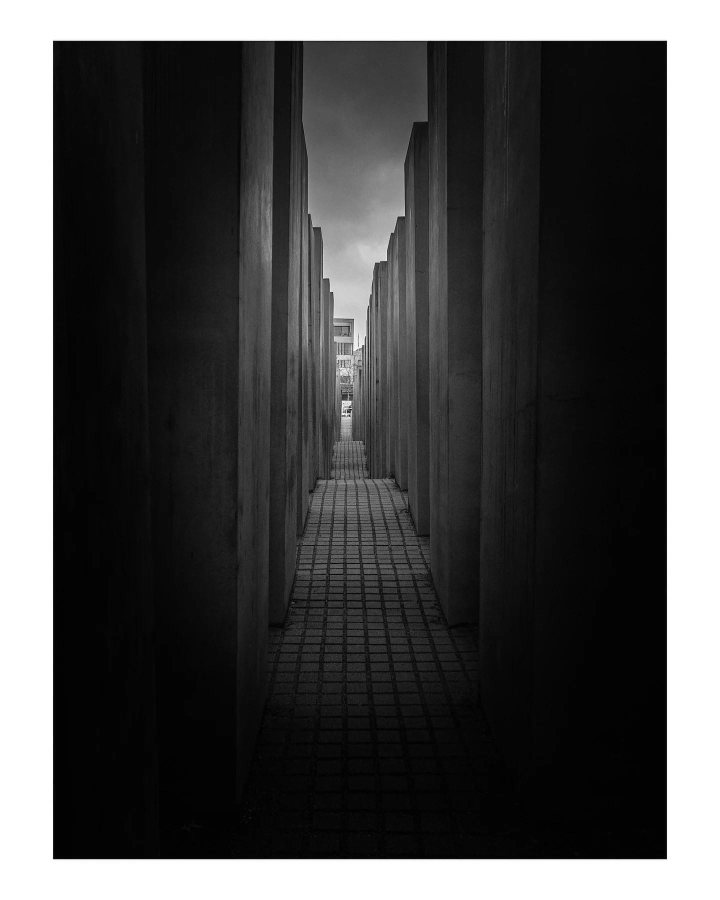 BERL&Iacute;N: MEMORIA Y CONTRADICCI&Oacute;N 🌑
Tercera parada de nuestro viaje. 

Una ciudad incre&iacute;ble llena de comida, mezcla de culturas. Una ciudad mundial. El caf&eacute; mas caro que he probado en mi vida (lo vali&oacute;). Una ciudad f