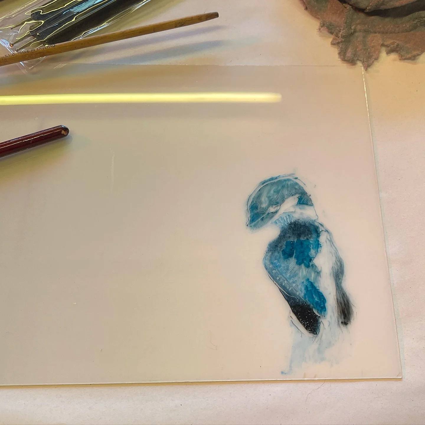 a few process images from @theyardprintstudio 

monotype print in oils

first bird inspired poem from #bodenhamlakenaturereserve came from one of these handsome little chaps

#queernature #nonbinaryartist #monotypeprint #kingfisher