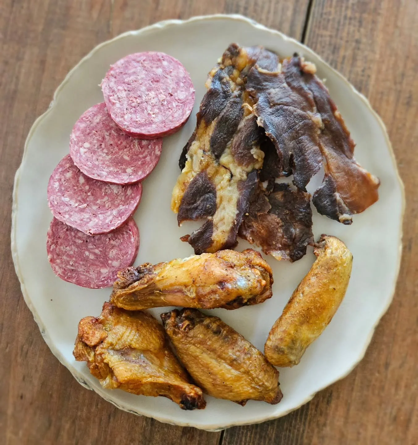 Enjoying a little snack plate and relaxing this afternoon. Crispy chicken wings seasoned with my curry spice blend, summer sausage from @sevensonsfarms &amp; @carnivore.snax wild boar 🐗 

You can find the ingredients to all my chicken wing spice ble