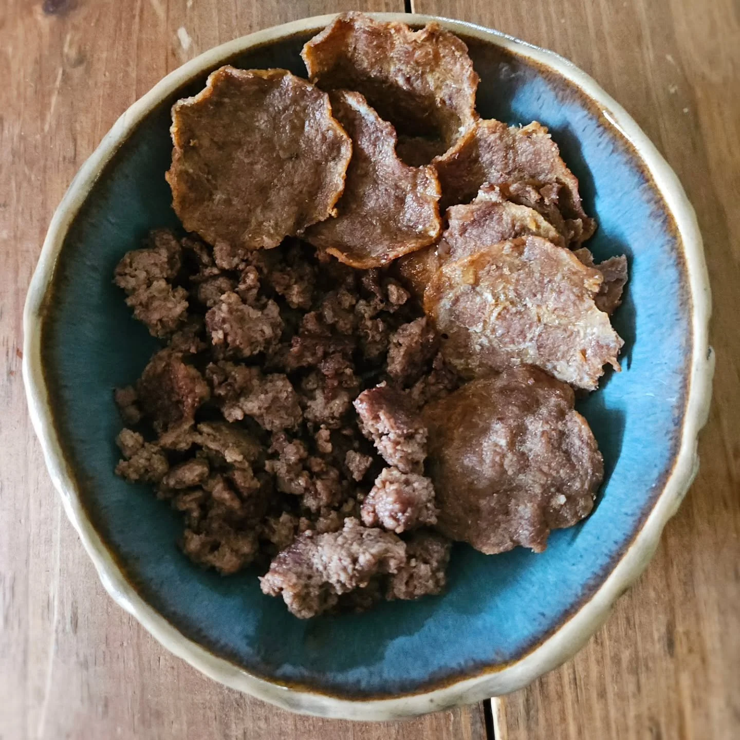 It's cold and rainy outside - so I'm filling my insides with this warm power protein bowl. It's comforting and delicious! 16oz ground beef seasoned with truffle salt + a bag of @carnivore.snax lamb sliders.

Shout-out to my local @spiceandtea.greenvi