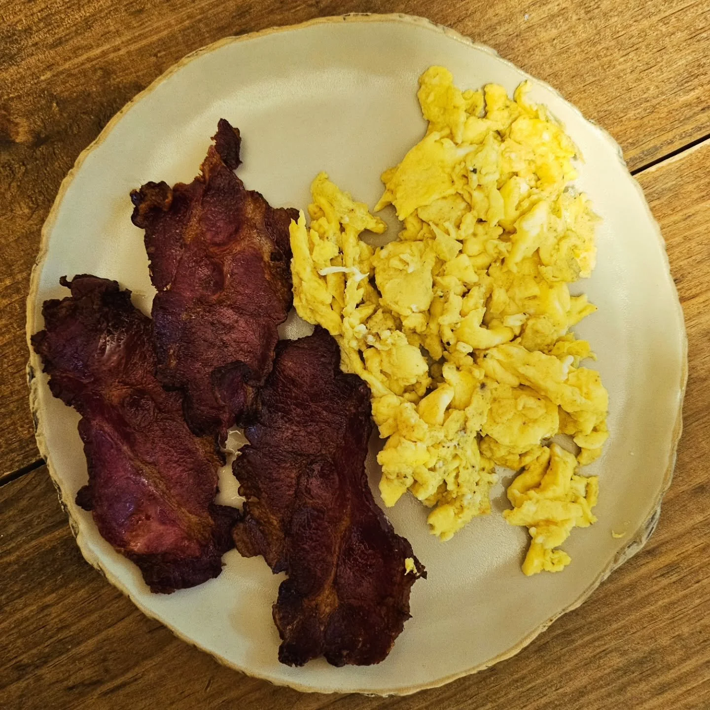 Y'know, we should start saying "easy as eggs" instead of "easy as pie." Eggs are one of the quickest and most nutritious foods on the planet! I enjoyed these scrambled eggs seasoned with @eatpluck &amp; 12oz cottage bacon from @se