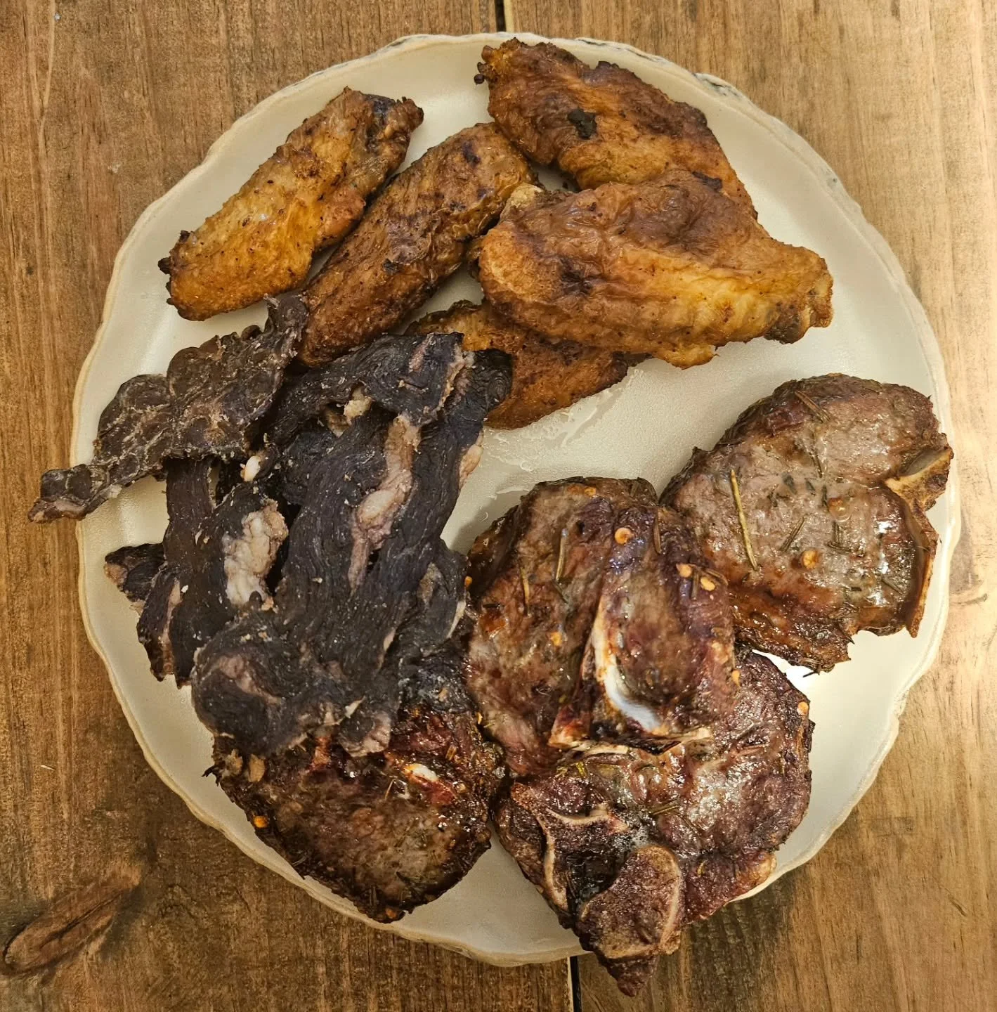 Enjoying a scrumptious and sizeable variety plate this evening - I was super hungry after an action-packed day! Breakfast was all chicken wings as usual 😉 

Thank you for the continued prayers to heal my shoulder. Today I tried the sauna, red light 