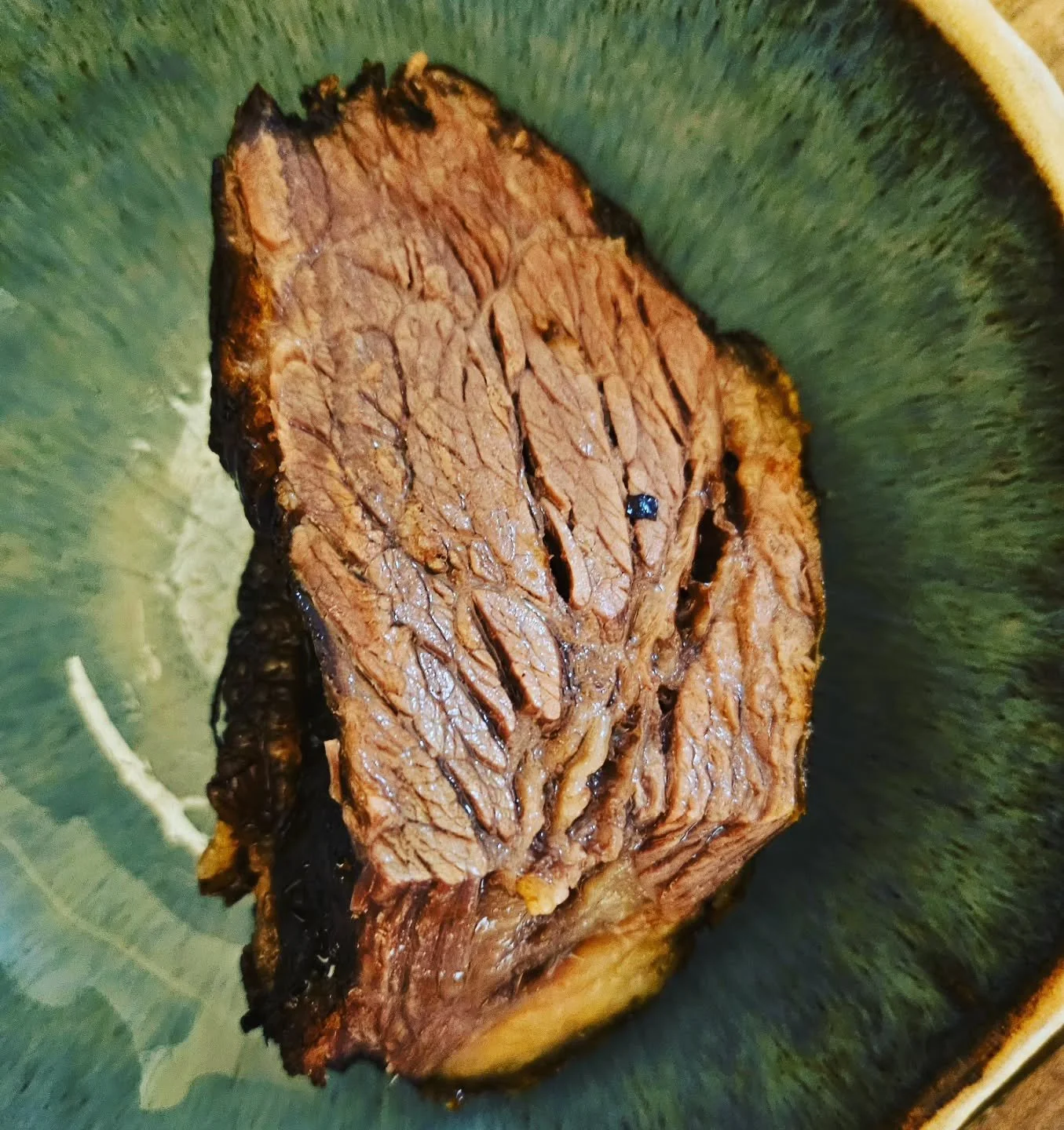 Enjoying this scrumptious smoked brisket at the end of a rainy day! Check out that sexy golden fat 🤤 
Grass-fed brisket from @sevensonsfarms over hickory chips, yum yum! This one was on the small side, 6 pounds, but that makes it perfect for me to e