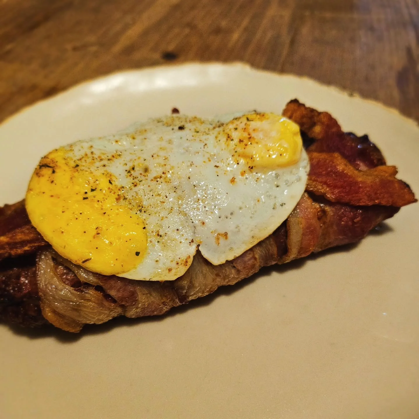 Refueling after my workout with all of @kendberry.md favorite food groups:

🐮 16oz eye of round steak
🥓 Wrapped in crispy bacon
🍳 Topped with 2 fried quail eggs
🧈 In lots of butter

I also added a sprinkle of @eatpluck for extra vitamins and mine