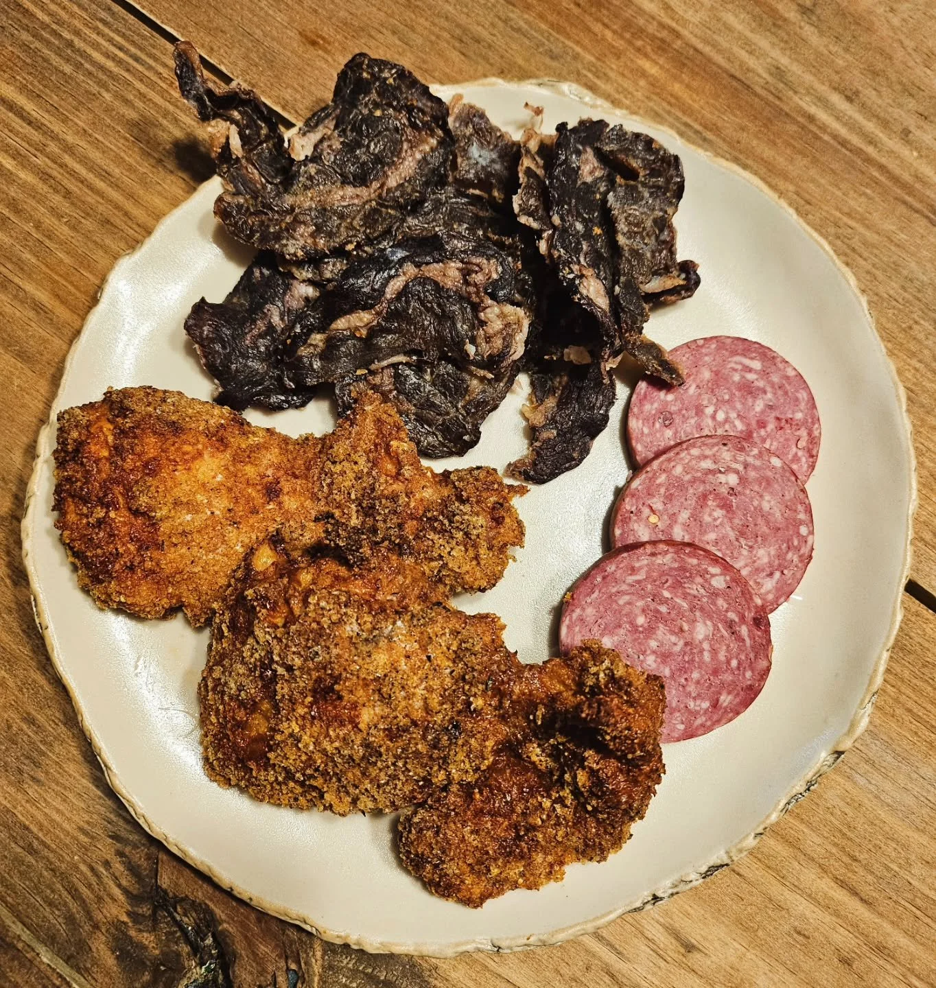 Move over, chicken wings - this is my new favorite power protein plate. If I could eat this combo every day, I would!

What's on the menu?

🍗 Chicken thighs coated in @porkkinggood Cajun pork rinds crumbs &amp; air fried to crispy perfection
🐮 Beef
