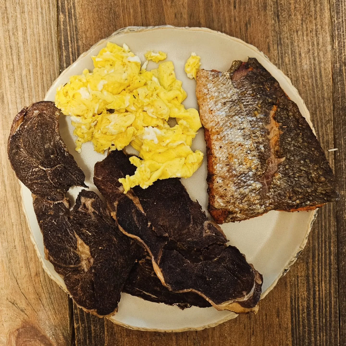 I haven't had salmon in a while, but kept drooling every time I saw @dailydoesitfitness cooking it. Thanks for the inspiration - I thoroughly enjoyed it, alongside some @eatpluck seasoned scrambled eggs and @carnivore.snax leg of lamb crisps. 

I was