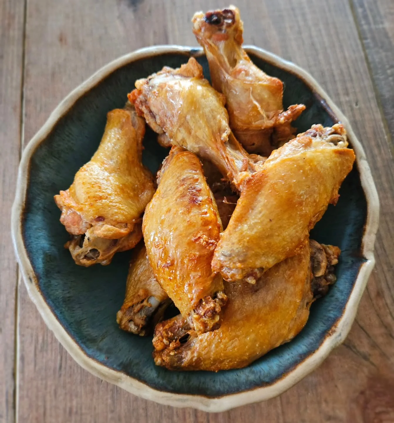 Time for breakfast! I marinated these wings overnight in ACV and @porkkinggood salt &amp; vinegar seasoning. They're crispy, tangy, and delicious! The perfect post-workout refuel. 

It's a beautiful sunny day here in upstate South Carolina, and I'm t