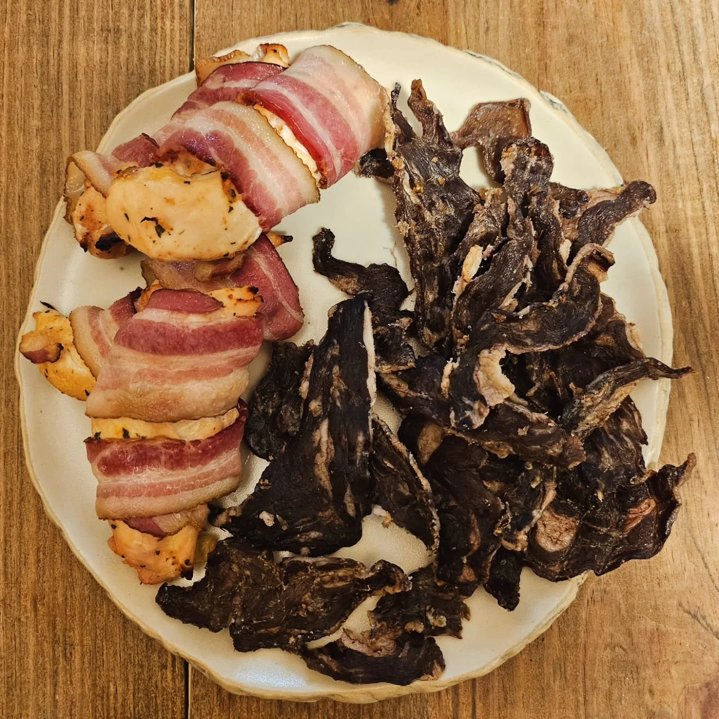 Packed my plate with a variety of protein! Making sure to not only refuel after my evening workout, but eat in a surplus so I can sleep and grow 💪🏼 

Bacon wrapped chicken tenderloins seasoned with @porkkinggood ranch + a bag of my favorite skirt s