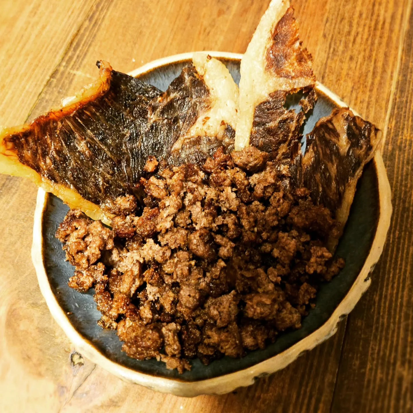 Back to basics with one of my classic power bowls! 💥 16oz ground beef from regenerative farm @sevensonsfarms seasoned with @eatpluck and accompanied with @carnivore.snax Wagyu Bottom Round crisps (my edible spoons!).

Learn more about these power bo