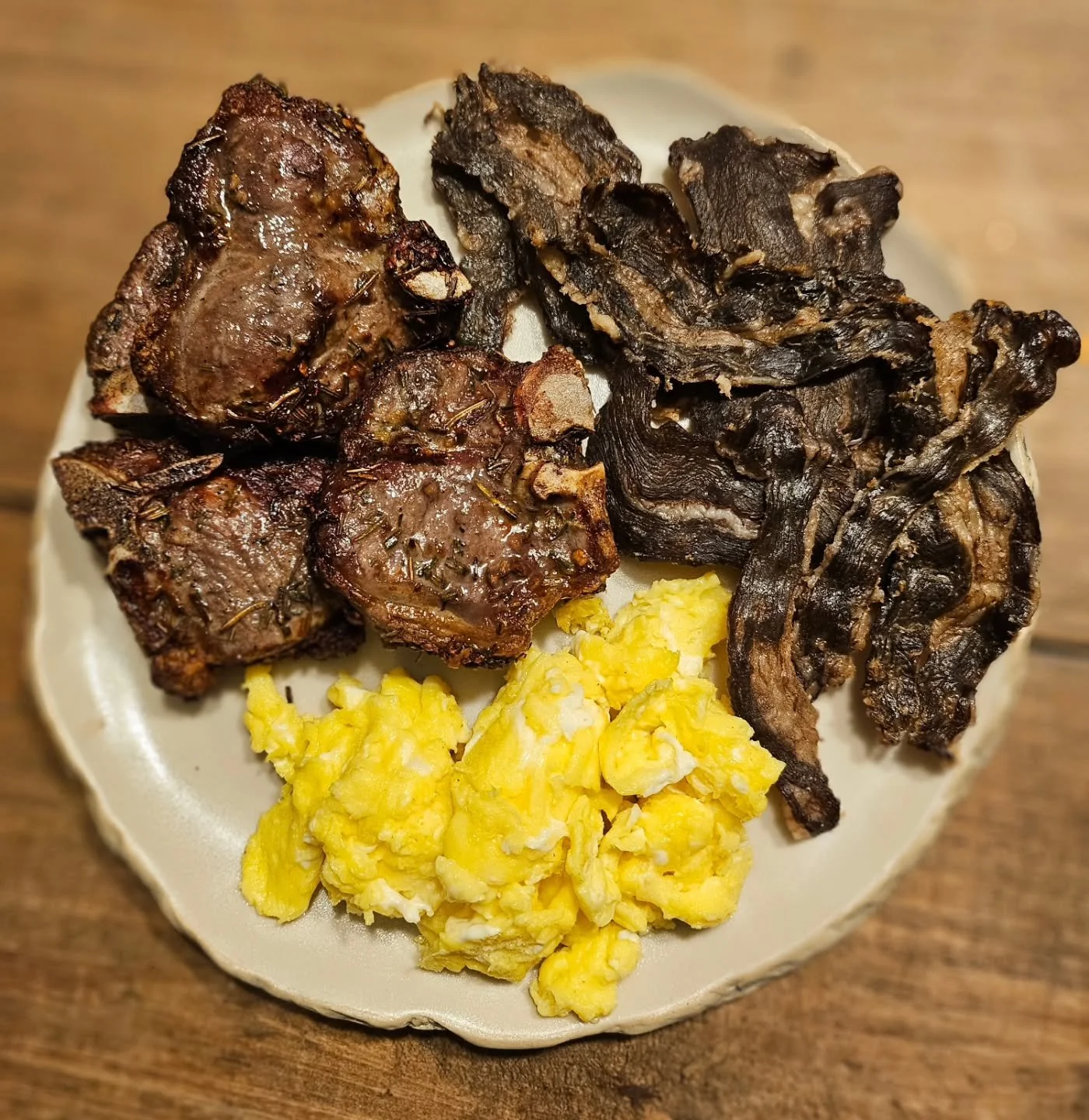 "Big hungry" means a big plate piled with all the good stuff:
🔹Lamb loin chops seasoned with @greek_village_market Greek house blend 
🔹Scrambled eggs cooked in butter
🔹Skirt steak chips from @carnivore.snax 

#scrambledeggs #skirtsteak #