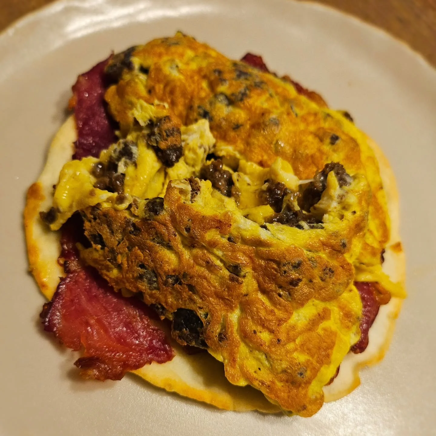 Made myself a tasty carnivore wrap after my evening workout 💪🏼 

Scrambled eggs with ground beef &amp; thick sliced cottage bacon from @sevensonsfarms wrapped in an OG @egglifefoods wrap - all cooked in duck fat. Yum yum, quack quack 🦆 🍳 

#carni