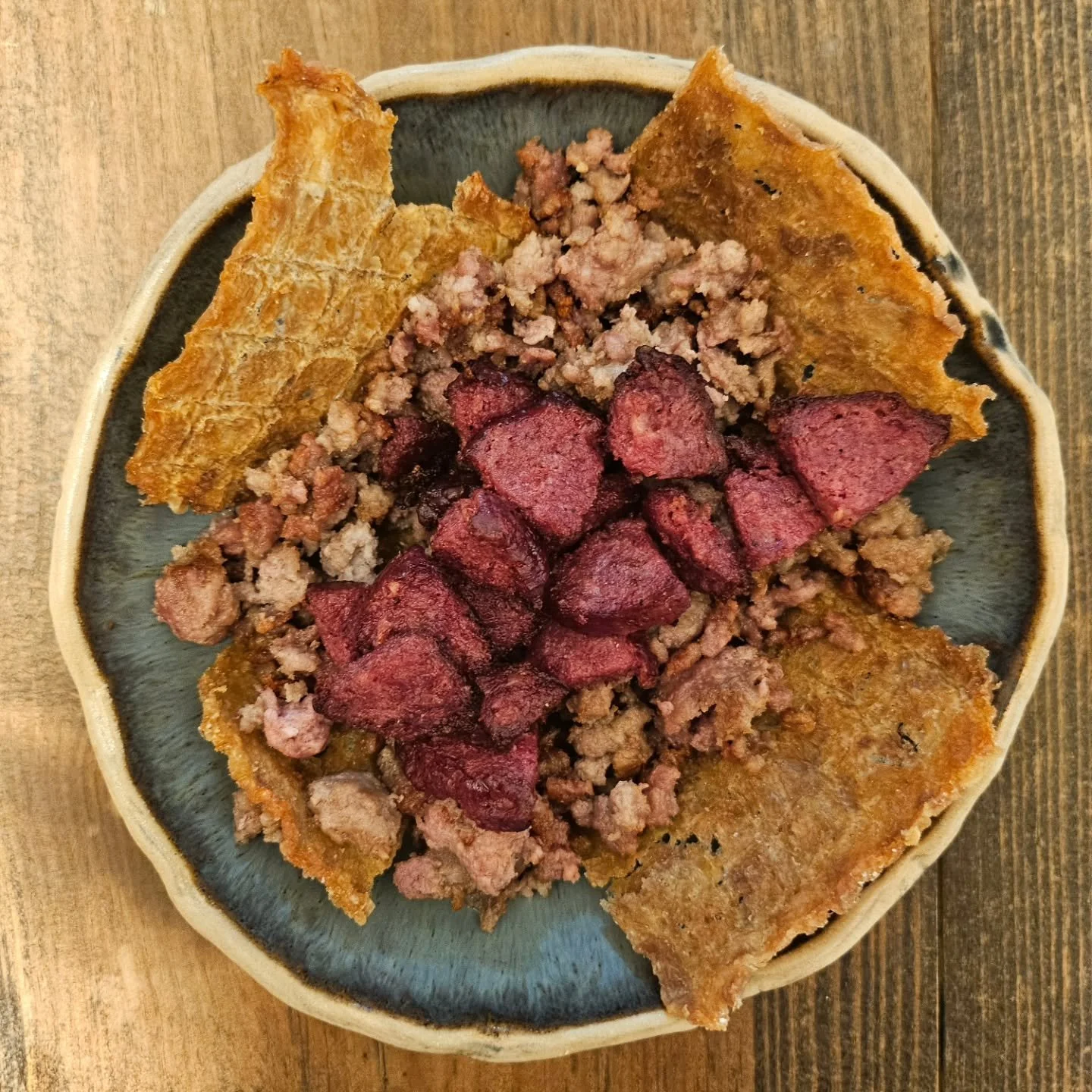Refueling with a new power bowl combo: 16oz ground veal seasoned with garlic salt and topped with air-fried beef summer sausage! Of course, no utensils needed when I have chicken sliders from @carnivore.snax 💥

I'm keeping the promise I made to God 