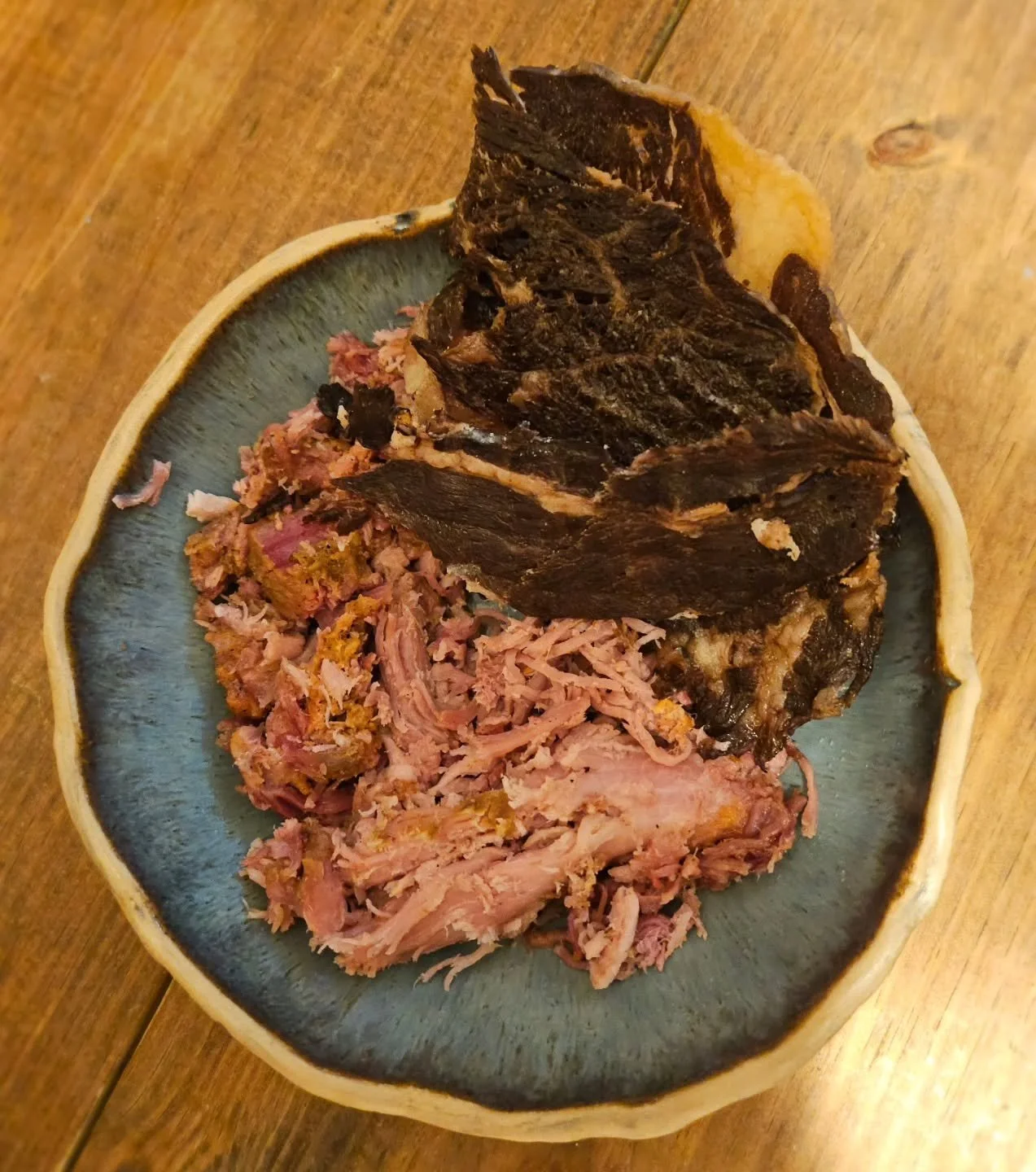 I had a hectic day. I'm physically and mentally exhausted. 

Very happy to come home to some smoked pulled pork I found @costco - clean ingredients and all I had to do was throw it in the microwave!

Easier still was opening a bag of kickass @carnivo