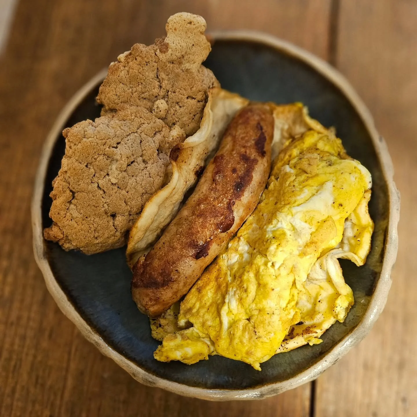 Ending my evening with a cozy breakfast wrap and two leftover ketovore cookies from earlier today (see previous post!)

Wrap: @egglifefoods + scrambled eggs seasoned with @eatpluck + chicken bratwurst from @sevensonsfarms all cooked in plenty of butt