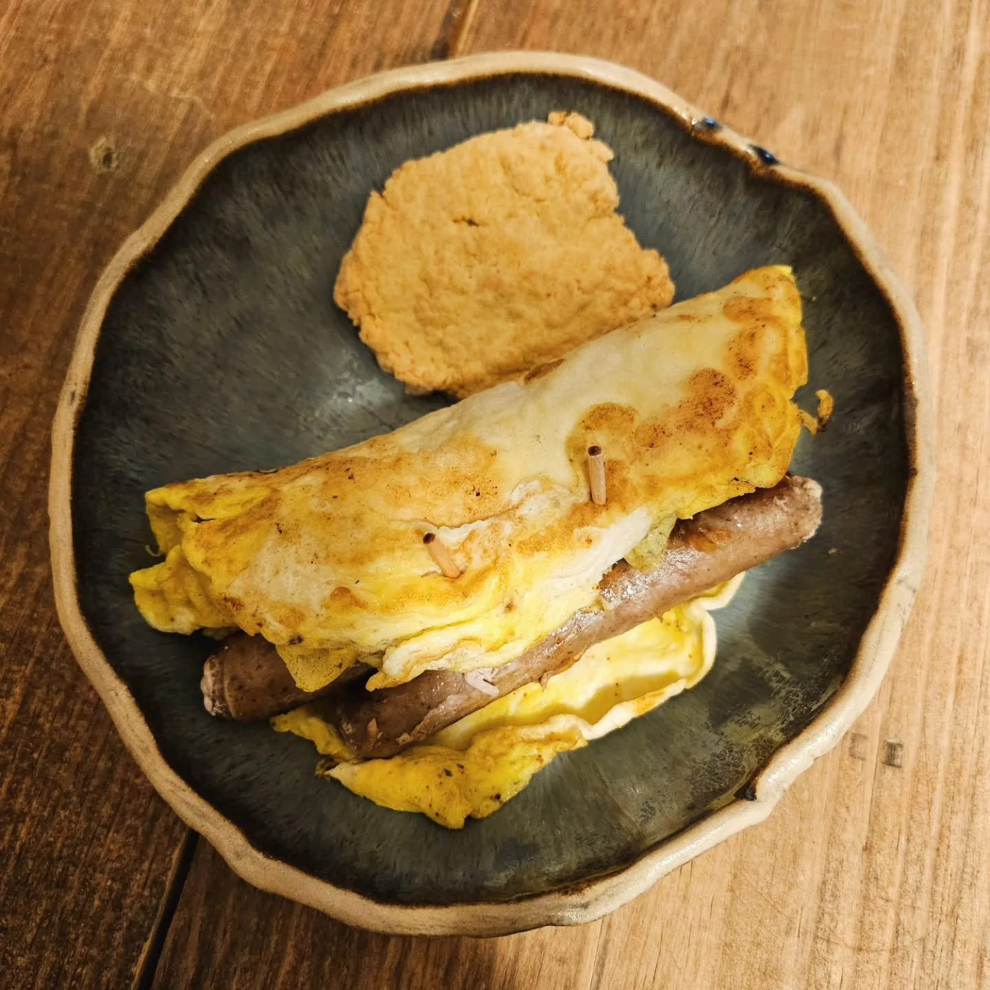 My body is still craving eggs, especially in the evening. Had a late night meal that really hit the spot!

@egglifefoods OG egg white wrap with scrambled eggs and @sevensonsfarms pork sausages, all seasoned with @eatpluck and cooked in lots of butter