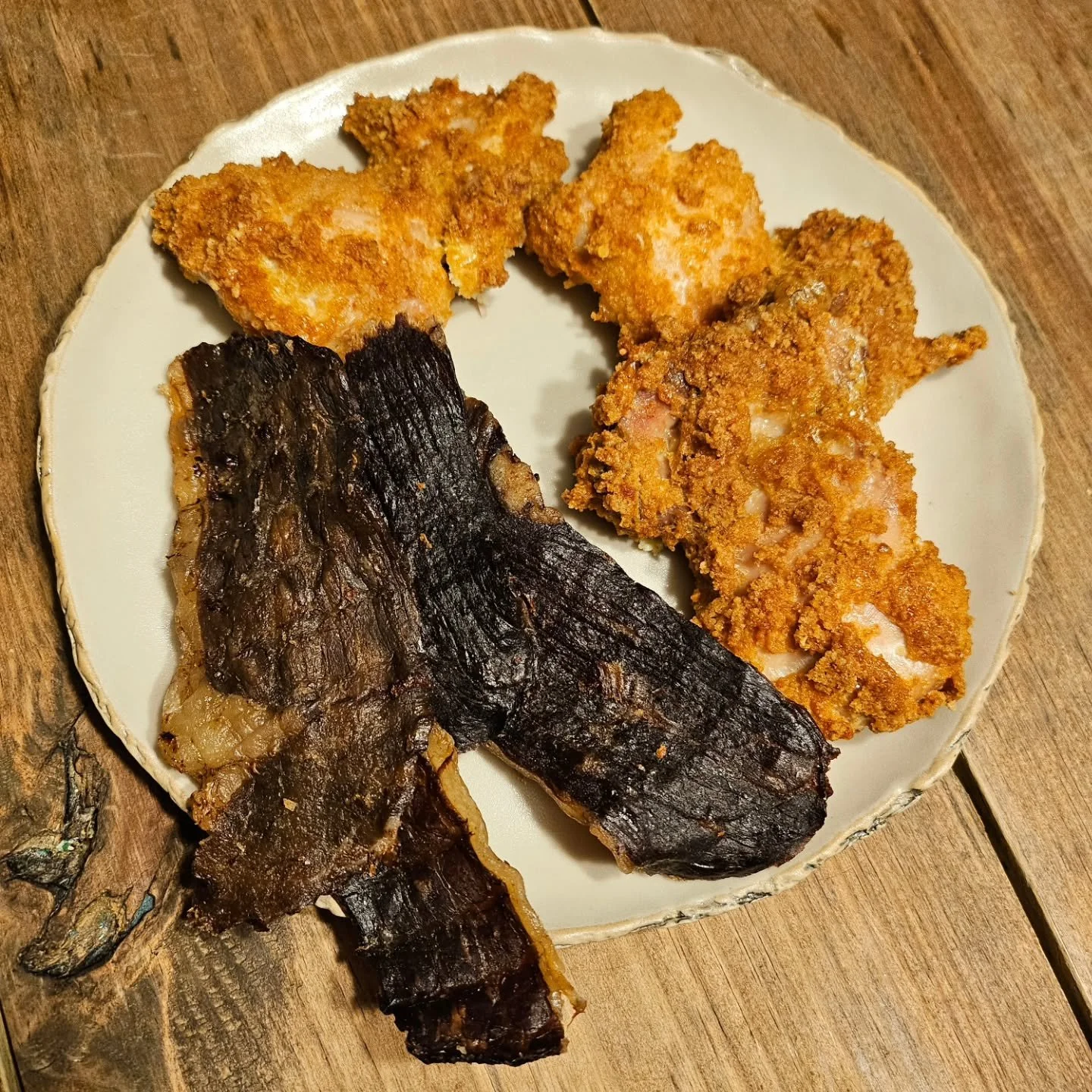 I had a busy day and hit a few of life's speed bumps along the way. This meal made things much better 🙂 

Chicken thighs coated in @porkkinggood OG flavor pork rind crumbs + some Wagyu Bottom Round @carnivore.snax 🤤 

#healthyeating #lowcarbcooking