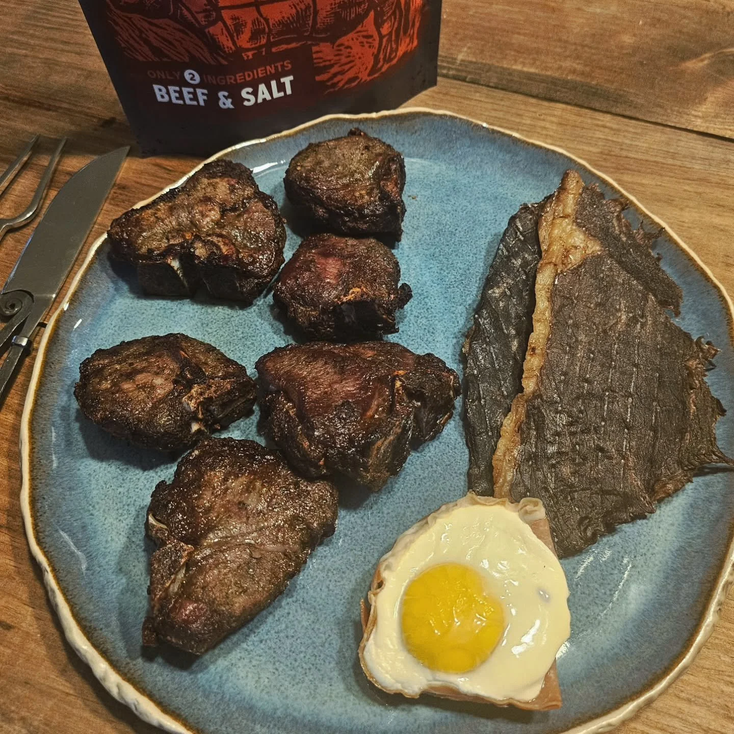 Big appetite tonight! Satisfied it with a protein packed power plate: air-fried lamb chops, @carnivore.snax bottom round chips, and a prosciutto egg cup (recipe on my blog! www.peglegcarnivore.com)

#carnivore #lambchops #airfryer #prosciutto #eatrea