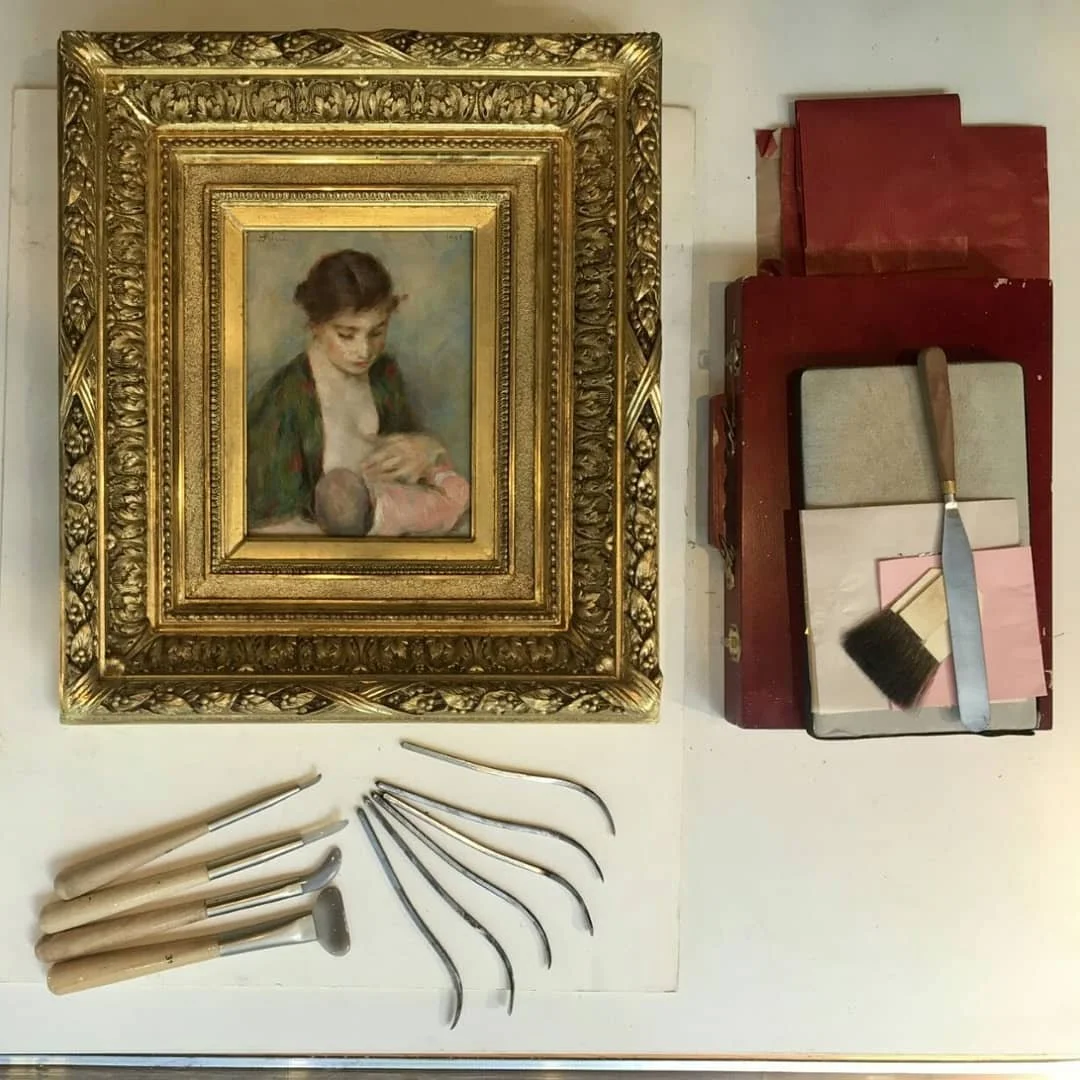 Femme &agrave; l'enfant avec son cadre restaur&eacute; &agrave; l'Atelier
#cadres #restaurations #tableau #atelierdutempspasse #art #or