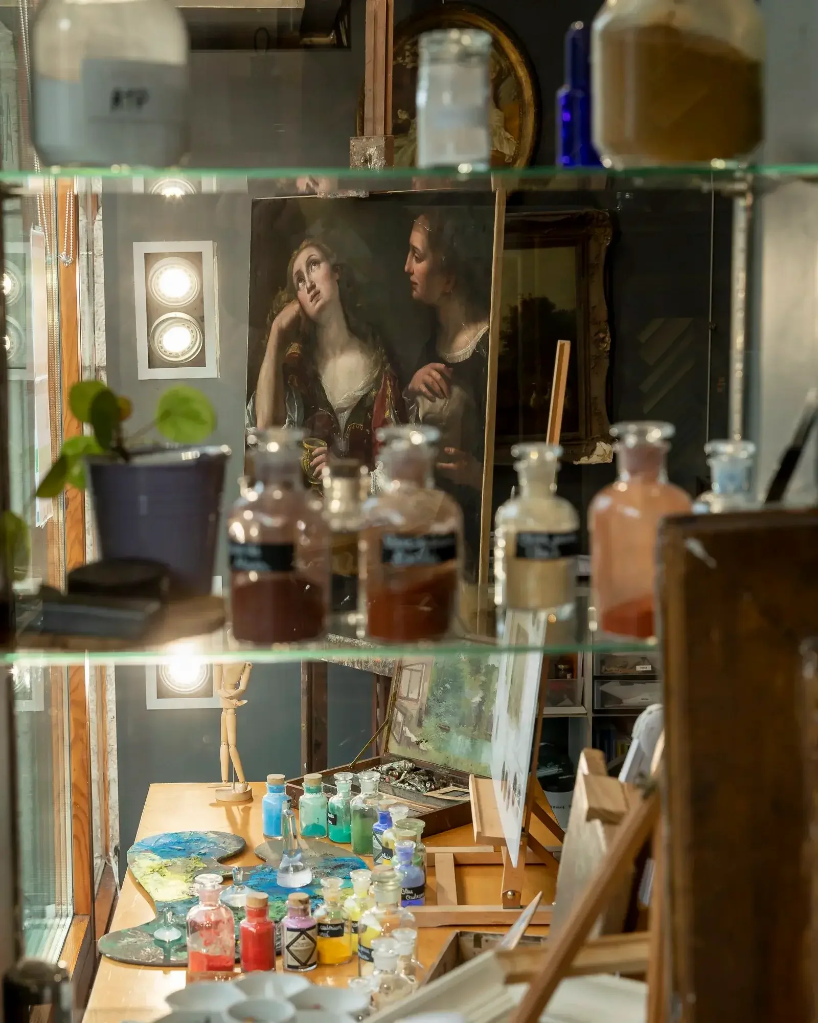 Vue d'une boutique d'art avec tableau de deux femmes et palettes de peinture, produits d'art et outils