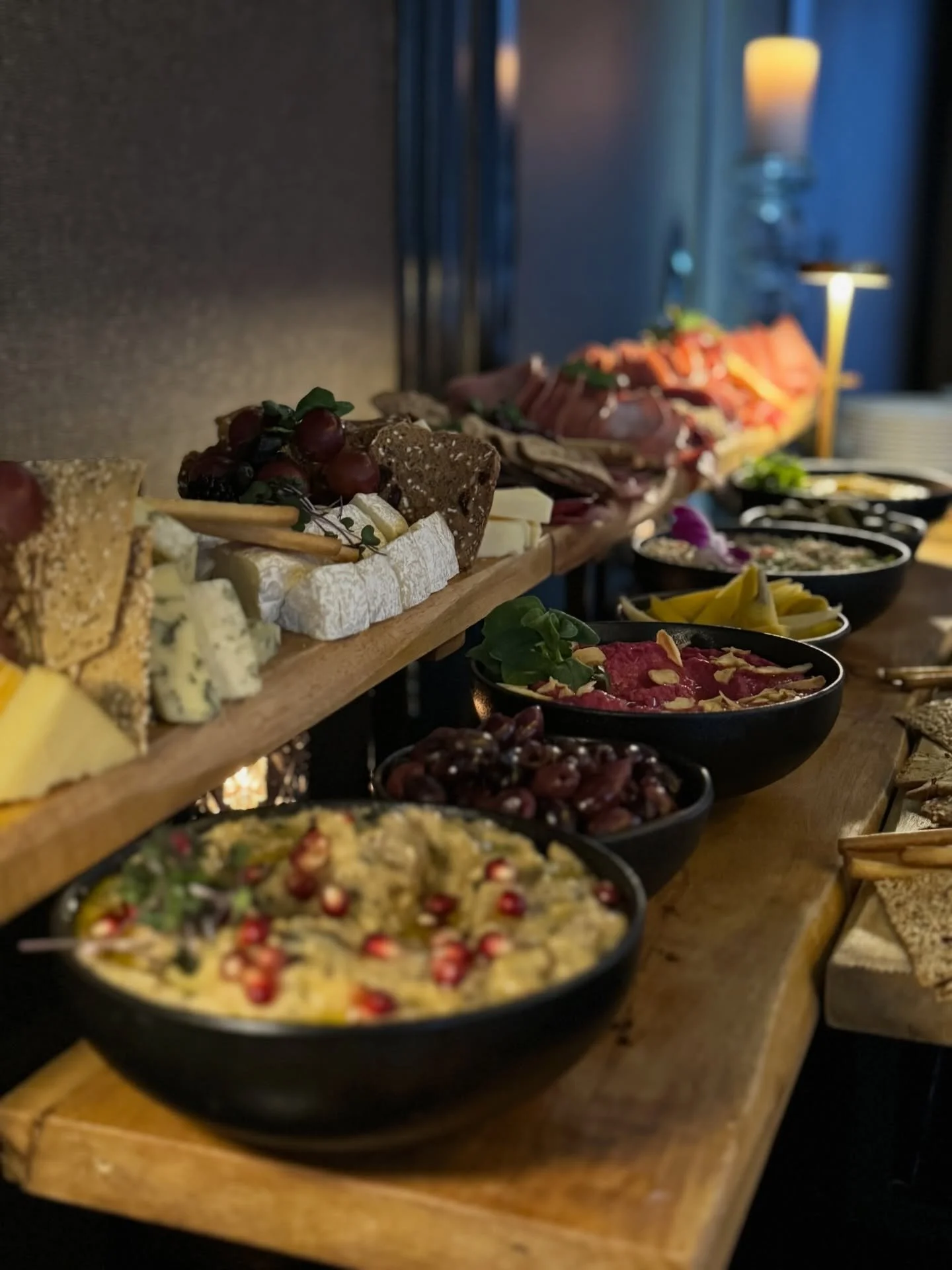 At Mand&uacute;cate, we don&rsquo;t just serve food&hellip; we create shareable experiences.

Our Charcuterie Board is crafted to impress:
🥩 Premium selection of cured meats
🧀 Artisanal cheeses, carefully curated
🍇 Fresh and dried fruits
🥖 Gourme