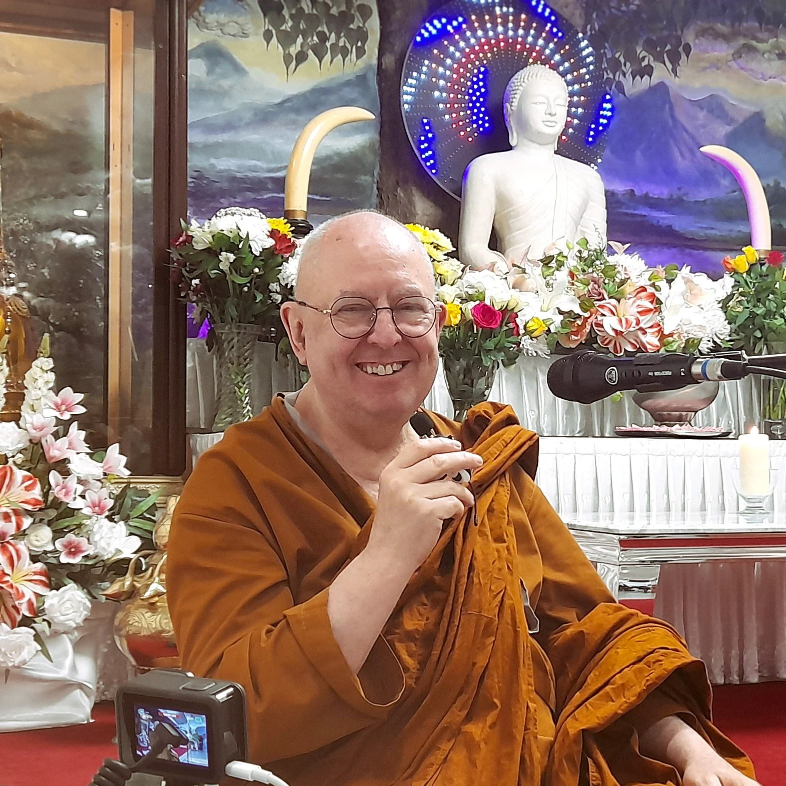 2.Ajahn_brahm.jpg