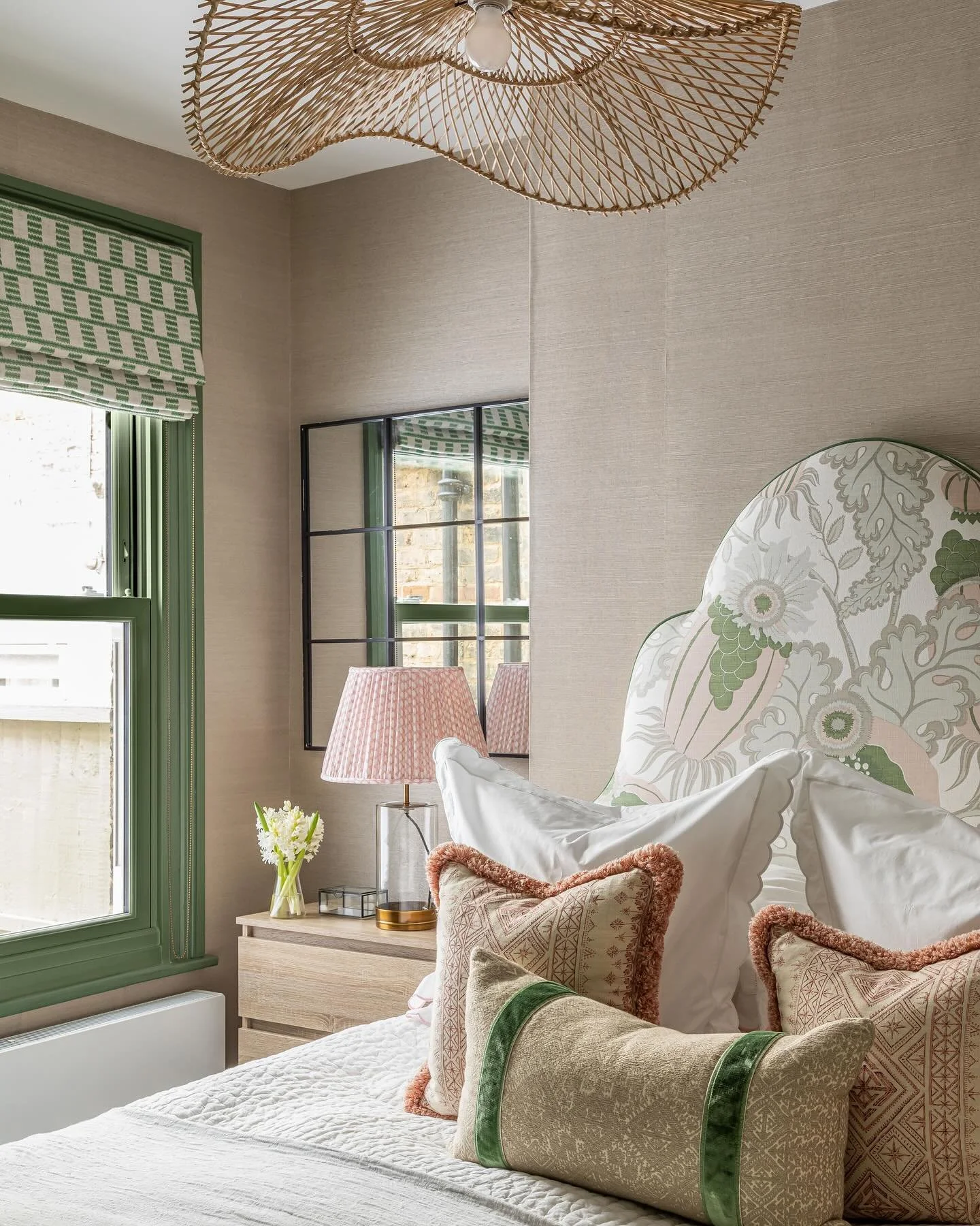 🩷Pinks and Greens💚 for this Bedroom scheme, with added texture of Grasscloth walling 
📸 @jonathanbondphotography 
&bull;
&bull;
&bull;
#pinkandgreenscheme #pinkandgreenbedroom #bedroomscheme #bedroomdesign #londonbedroom #bespoke #bespokeheadboard