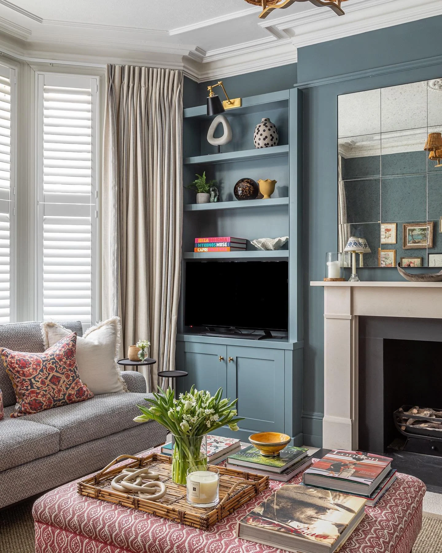 Cosy sitting room at our Wandsworth project 💙💗
📸 @jonathanbondphotography 
&bull;
&bull;
&bull;
#sittingroomdesign #livingroomdesign #bluesittingroom #interiordesign #pinkottoman #ottoman #footstool #ottomanfootstool #farrowandballdemines #blithfi