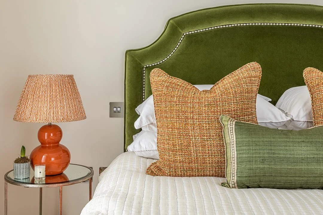 Green and Orange Bedroom for our Central London project 💚🧡
📸 @jonathanbondphotography 
&bull;
&bull;
&bull;
#bedroomdesign #greensndorange #greenbedroom #greenbedroomdesign #orangebedroomdesign #greenheadboard #velvetheadboard #interiordesign #jon
