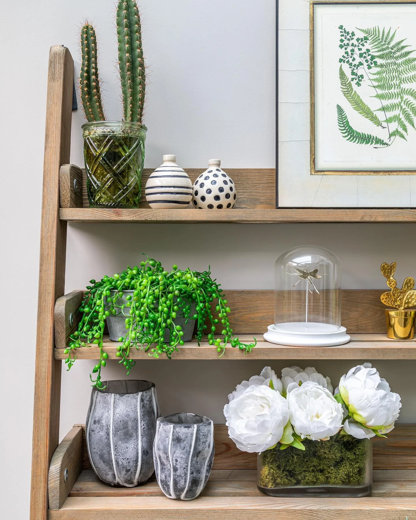 🌿Shelf styling🌿
📸 @jonathanbondphotography 
&bull;
&bull;
&bull;
#shelfstyling #interiorstyling #interiordesign #objectsonshelves #greenstyling #gardenroom #gardenroomdesign #gardenroom styling #dargielewisdesigns