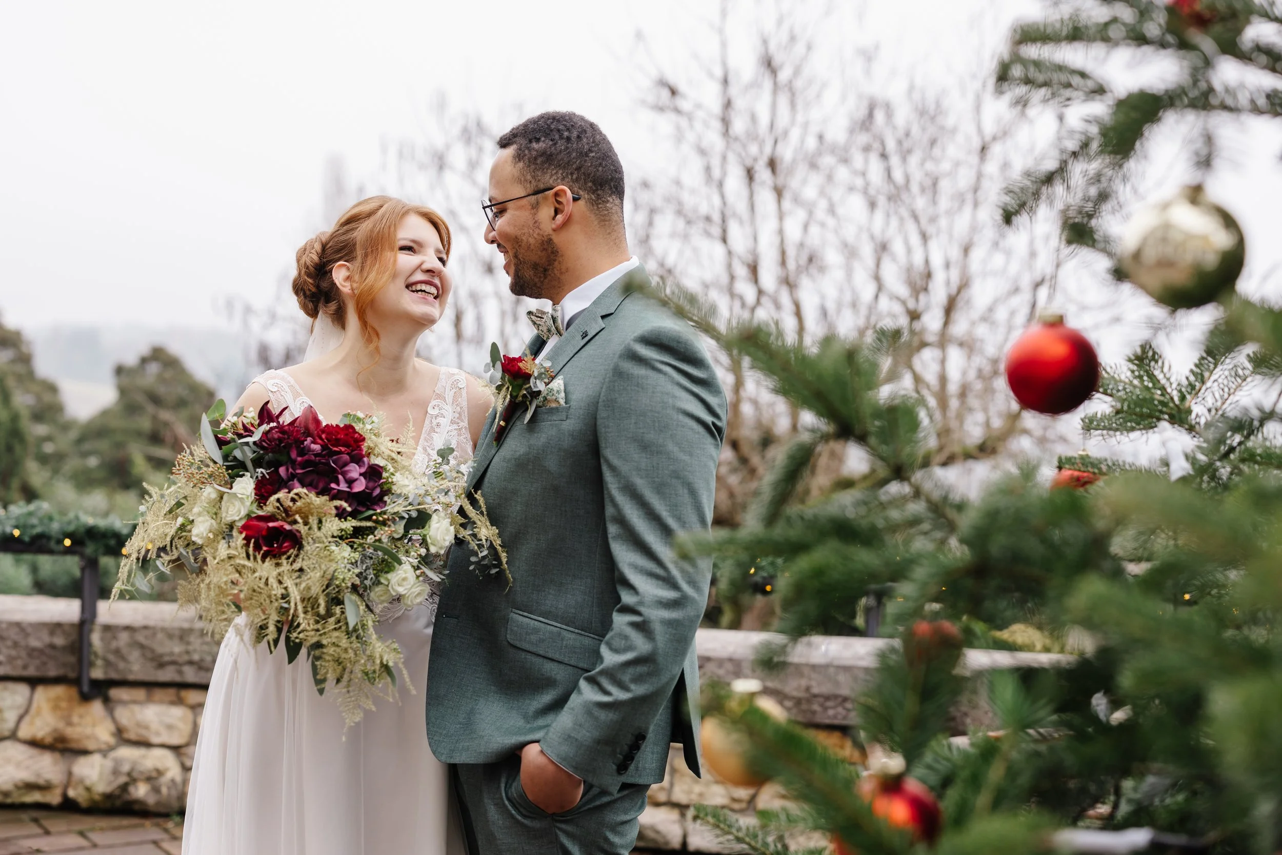 Glückliches Brautpaar bei Winterhochzeit