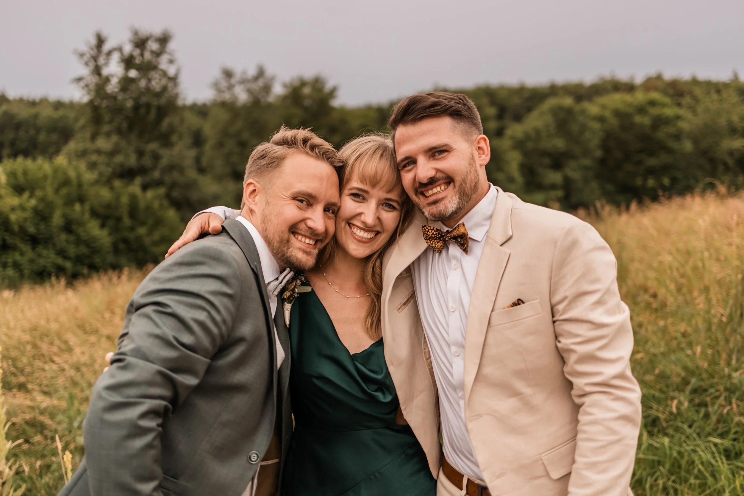Hochzeitsplanerin Vanessa Schock mit ihren Brüdern bei Hochzeit – herzliches Familienfoto in der Natur, voller Lachen, Nähe und Zusammenhalt.