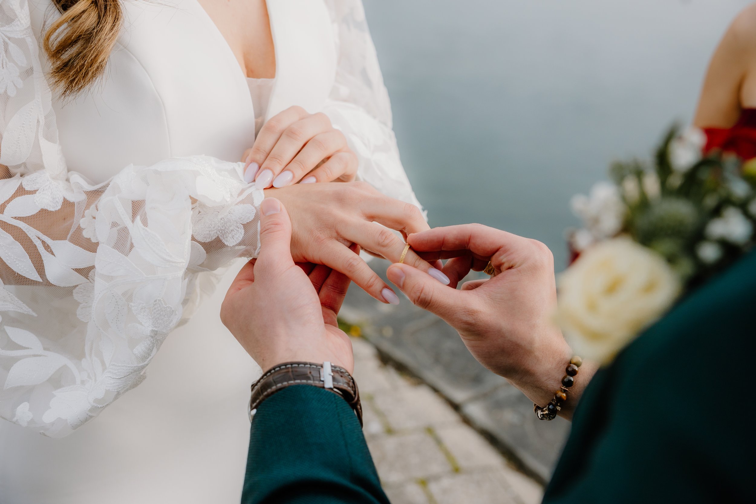 Ringtausch bei einer Hochzeitszeremonie bzw. Eheschließung