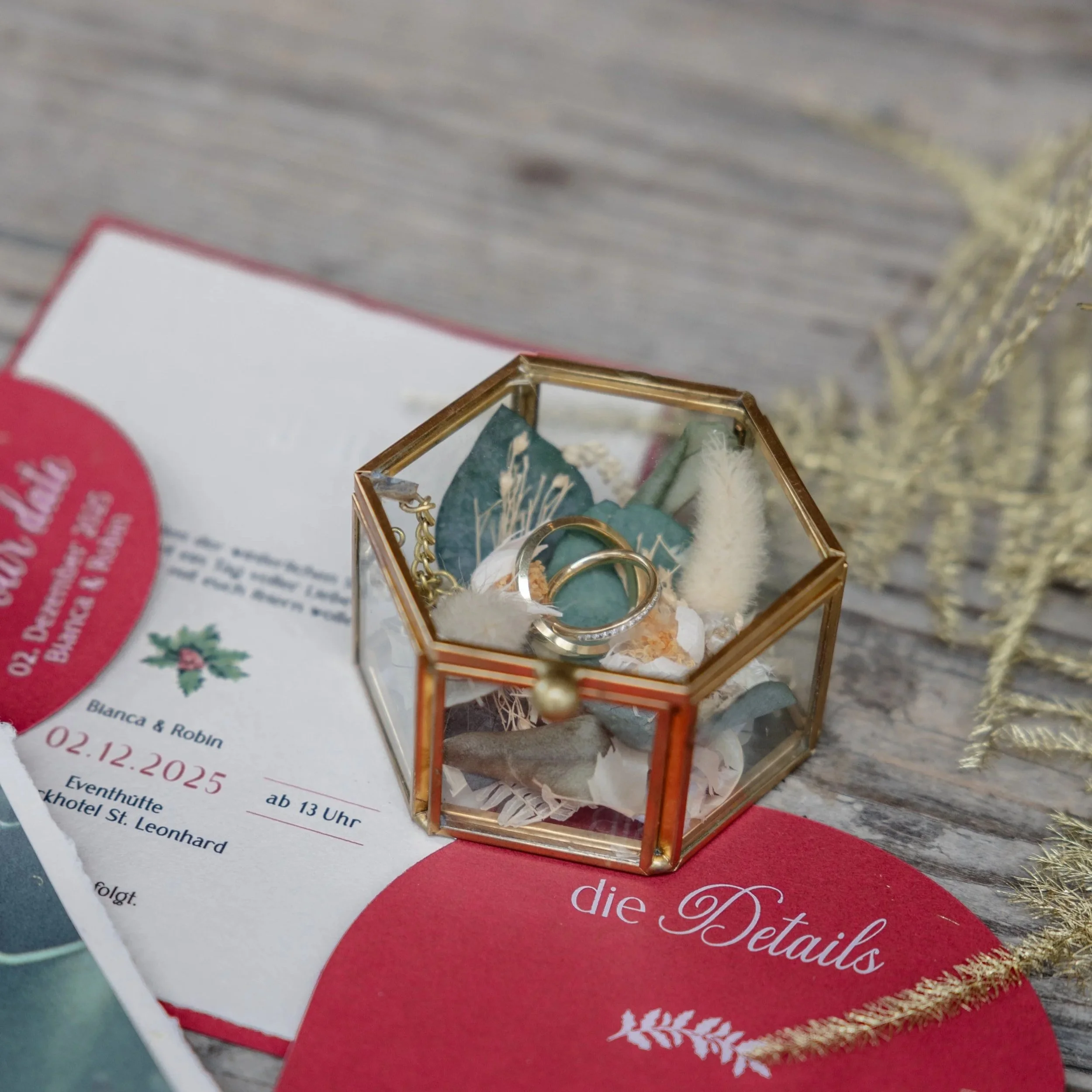 Hochzeitsringe im Schmuckkästchen als Detail eines Flatlays von einer winterlichen Hochzeitspapeterie.