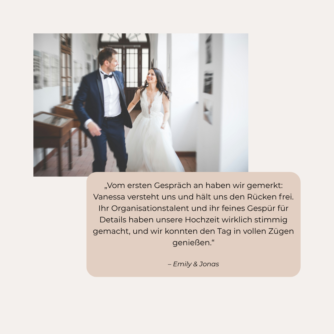 Ein Brautpaar in Hochzeitskleidung lacht und hält Händchen in einem hellen Flur.