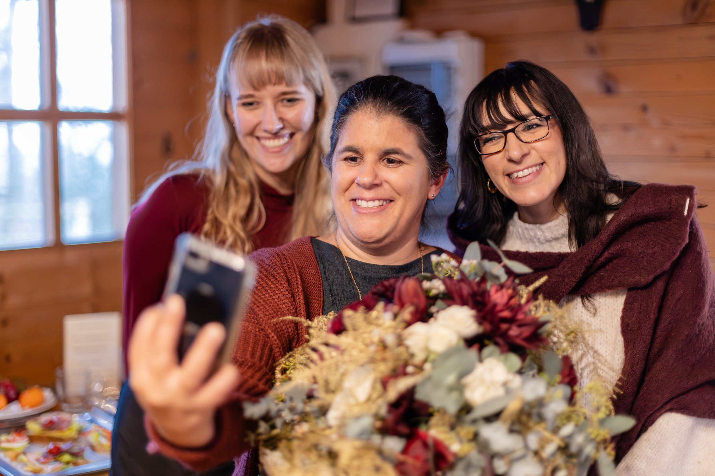 Hochzeitsplanerin Vanessa gemeinsam mit anderen Dienstleistern aus ihrem Netzwerk bei einer Hochzeitsfeier